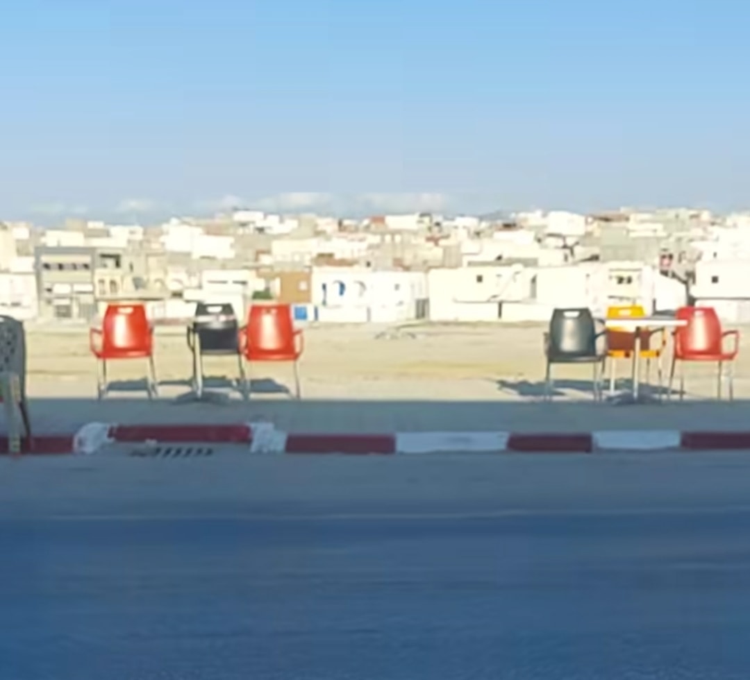  تعلم بلدية المحمدية كافة أصحاب المقاهي بالمنطقة أنه يمنع منعا باتًا استغلال الأرصفة العامة